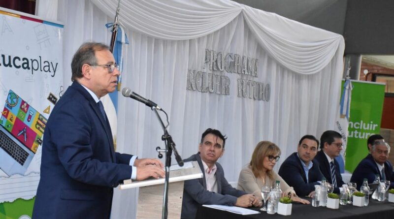 Tassano acompañó a Valdés en la entrega de netbooks en el colegio Eloy Ortega