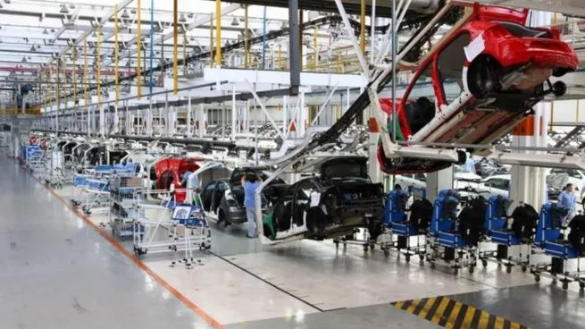 En abril, la economía registró una caída del 4,2% y cierra el cuatrimestre en terreno negativo