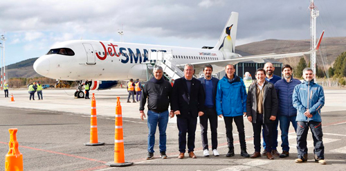 Neuquén: El primer vuelo low cost arribó a San Martín de los Andes, y fue recibido por el gobernador Omar Gutierrez