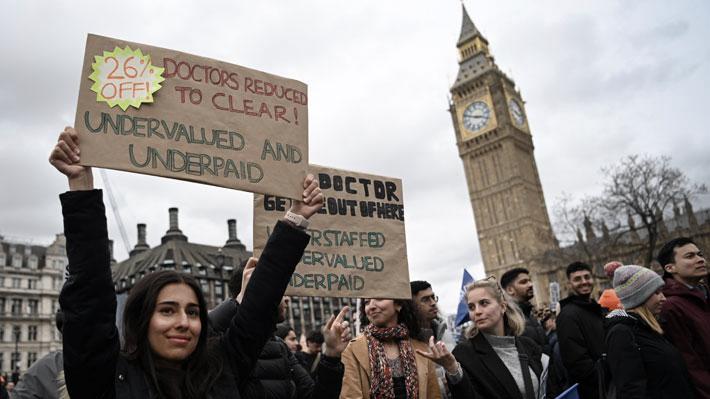 Persiste la huelga de médicos residentes en Inglaterra a pesar de los incrementos salariales