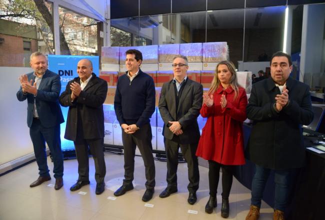 Manzur y De Pedro entregaron equipamiento para mejorar la atención en el Registro Civil
