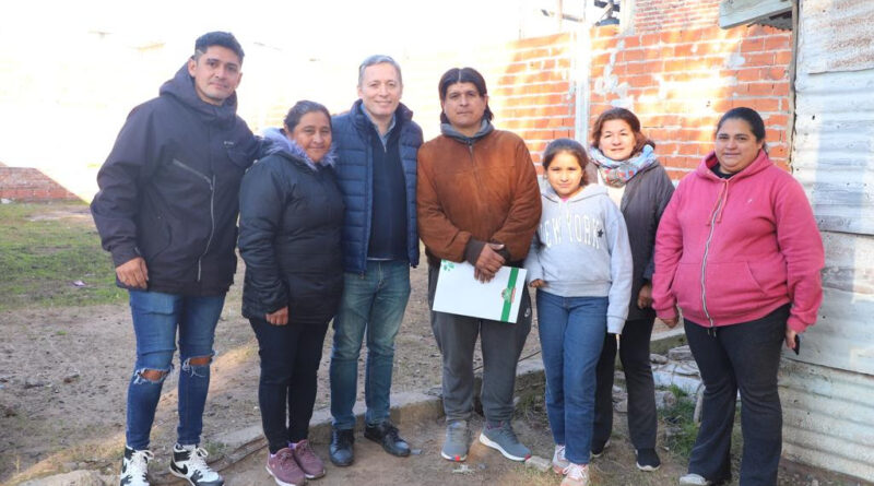 Fernando Gray entregó boletos de compraventa a vecinos de El Triunfo y visitó instituciones del barrio
