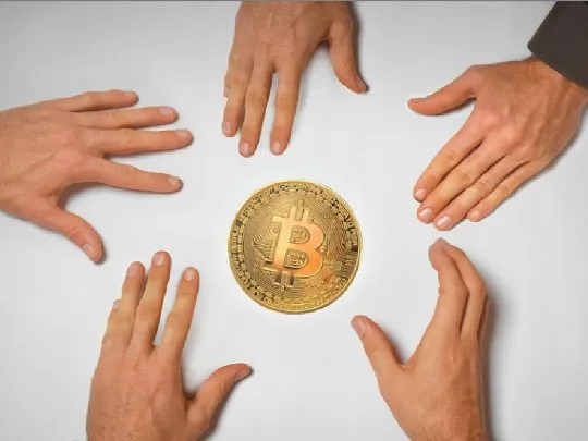 Las criptomonedas caen al inicio de la semana: Qué factores presionan al mercado?