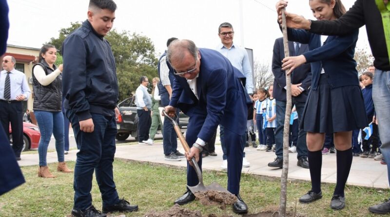 Tassano encabezó la plantación de árboles y llamó a seguir luchando contra el cambio climático