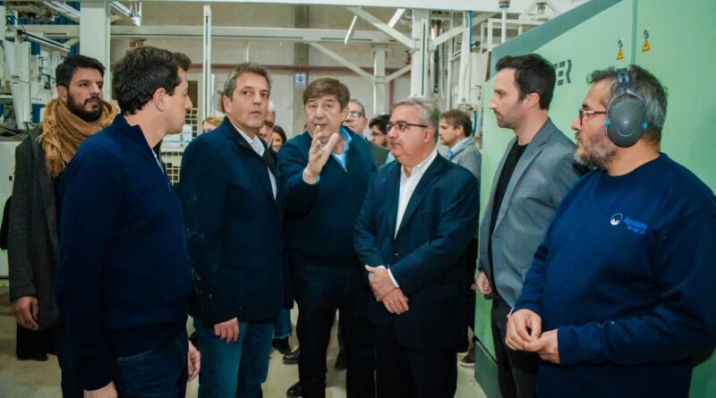 Raúl Jalil junto a Sergio Massa y Wado de Pedro recorrieron fábrica textil y se reunieron con industriales