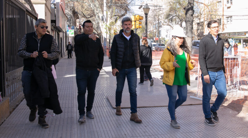 Ciudad de Mendoza: Ulpiano Suarez supervisó el avance de la renovación de calle San Juan