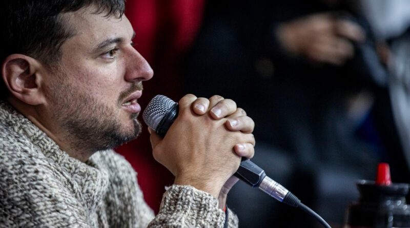 En un teatro de La Boca, Grabois contará con su propio búnker
