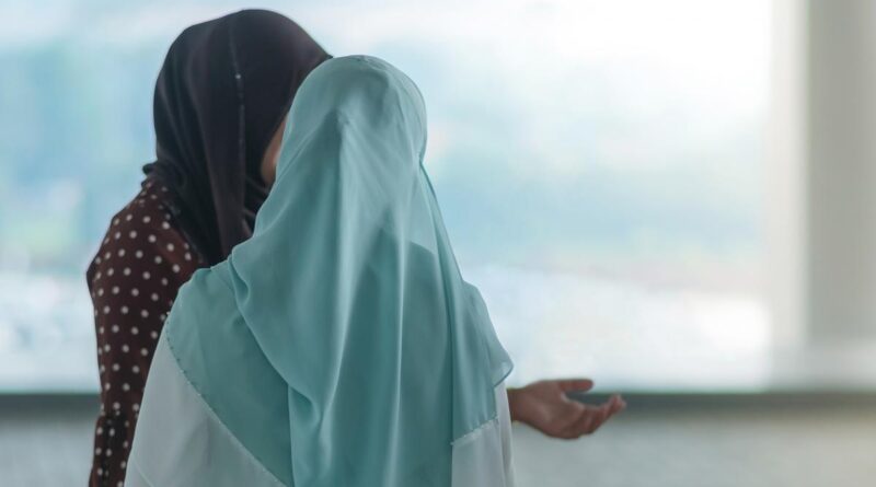Polémica en Francia: se implementará una prohibición de la abaya, la túnica utilizada por mujeres musulmanas, en las escuelas