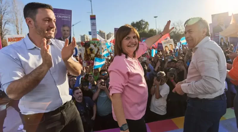 Patricia Bullrich sugirió la existencia de un acuerdo político entre Massa y Milei, comentando: “En lugar de polarización, parece un abrazo”