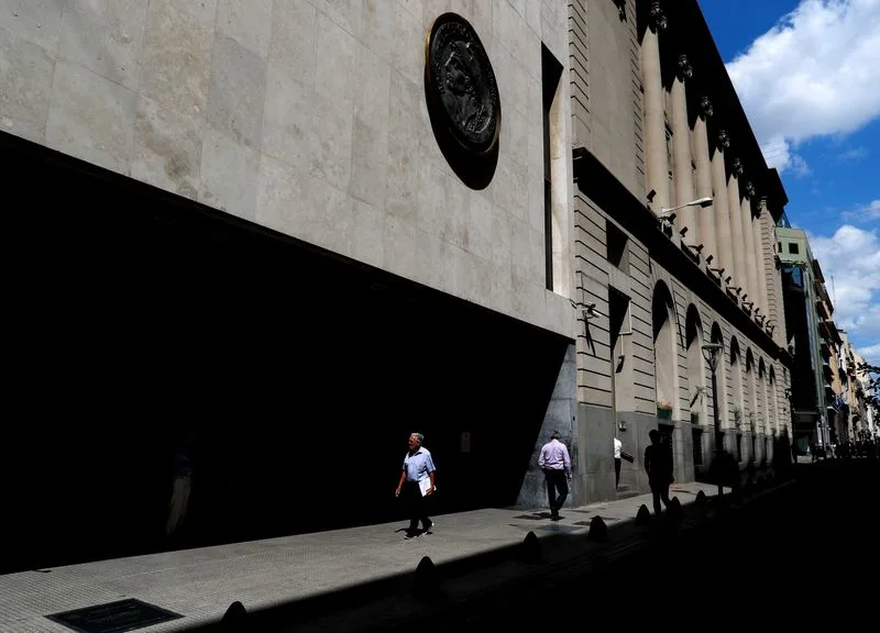 Bolsa argentina sube tras nueva restricción cambiaria
