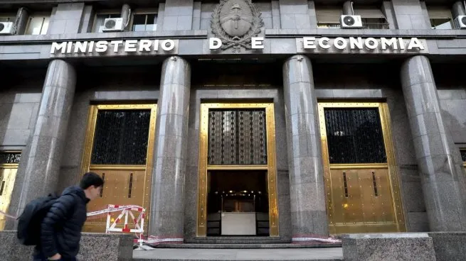 El ministerio de Economía logró un fondeo neto de .514 millones antes de las PASO, captando un total de 1.576 millones