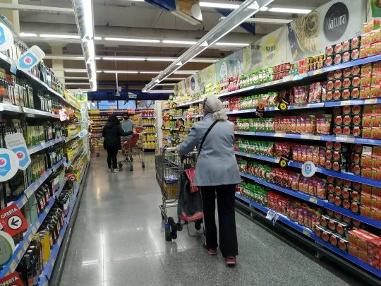 En julio, la canasta básica aumentó un 7,1%: una familia tipo necesitó casi 9.000 para superar el umbral de la pobreza