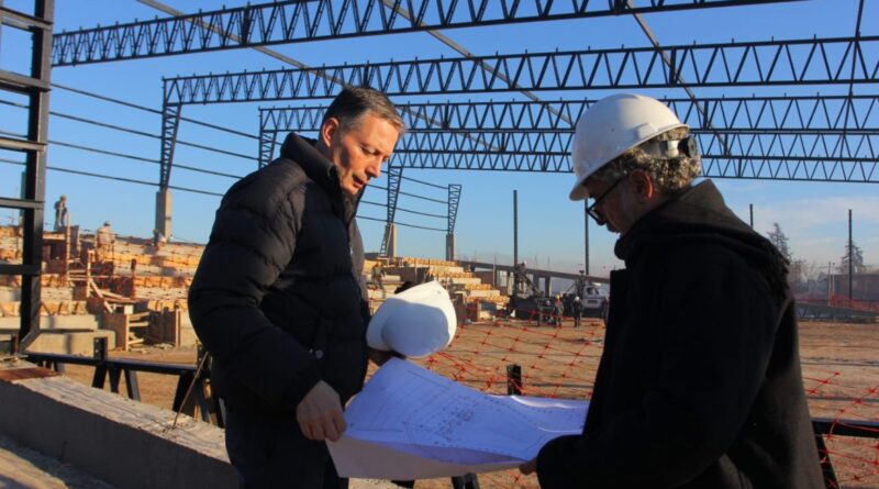 Fernando Gray recorrió la obra del Polideportivo Municipal de Esteban Echeverría