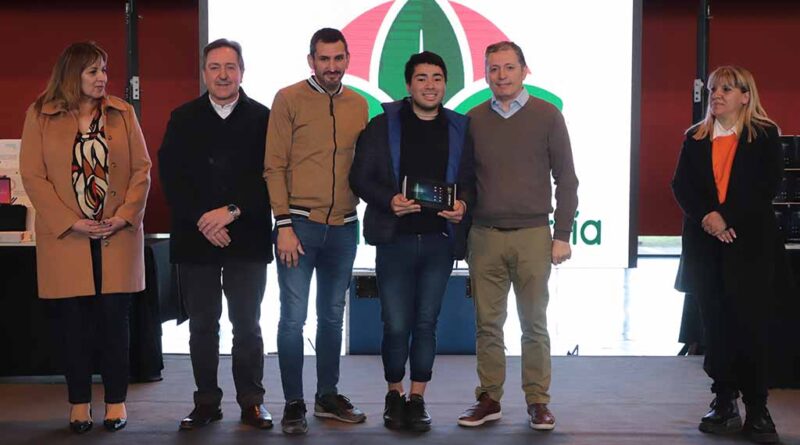 Fernando Gray entregó 3.950 tablets a adultas y adultos que cursan estudios primarios y secundarios