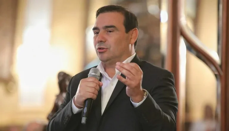 Gustavo Valdés lidera el ranking de mandatarios provinciales con mejor imagen positiva