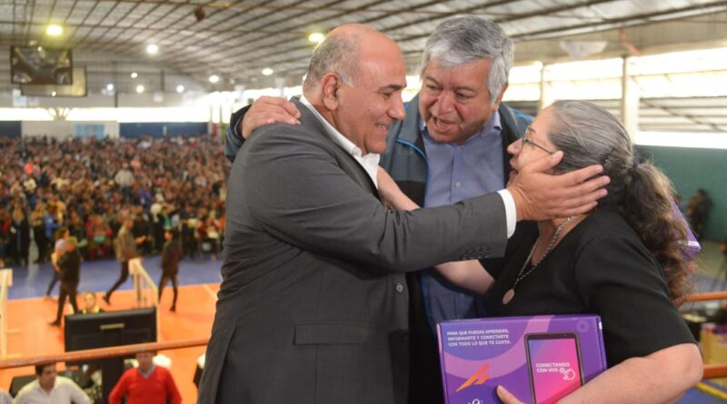 Inclusión digital en Tucumán: Manzur entregó 5.000 tablets aportadas por el ENACOM