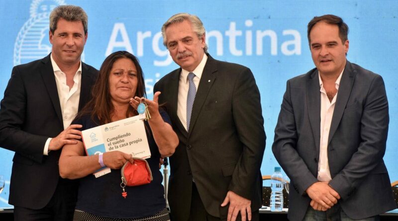 Alberto Fernández encabeza la entrega de viviendas en San Juan