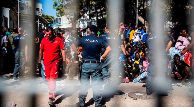 Un aumento significativo de migrantes duplica la población de la isla de Lampedusa en Italia