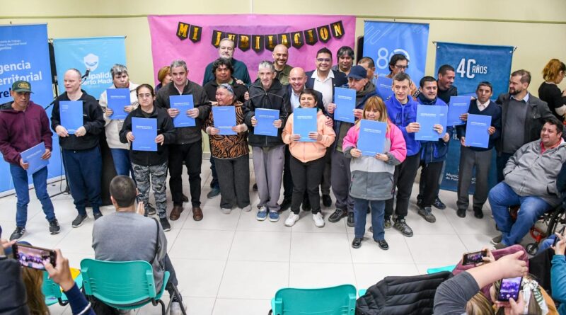 Sastre entregó los certificados para que integrantes de CERELADI puedan iniciar los trámites jubilatorios