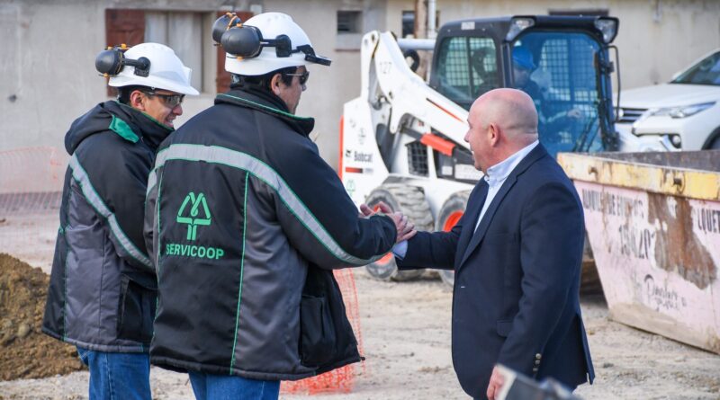 Gustavo Sastre recorrió la obra de renovación del colector cloacal del barrio Perito Moreno