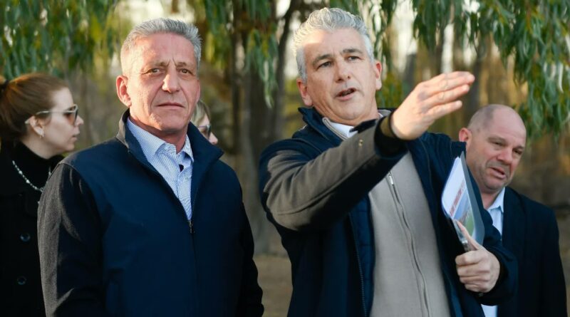 Arcioni inauguró la cancha de césped sintético del Club Huracán de Trelew y recorrió obras que ejecuta la Provincia