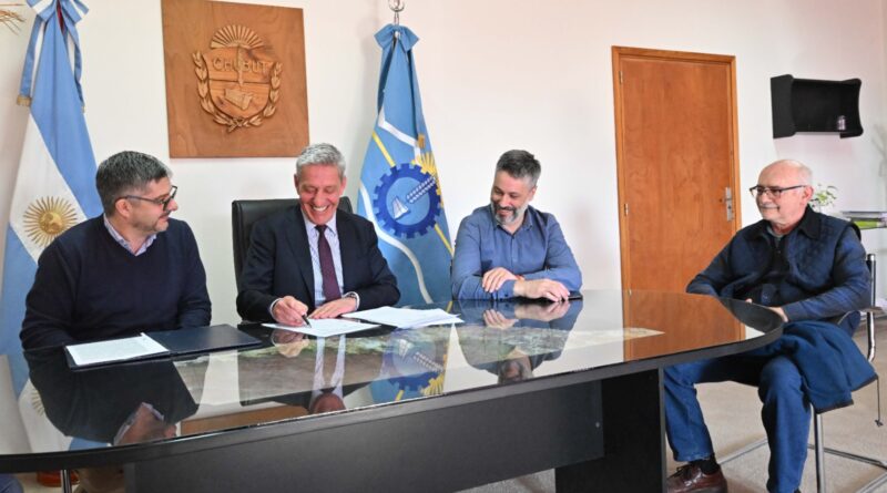 Arcioni rubricó los contratos de inicio de obra para nuevos Centros de Desarrollo Infantil en Corcovado, José de San Martín y Río Pico