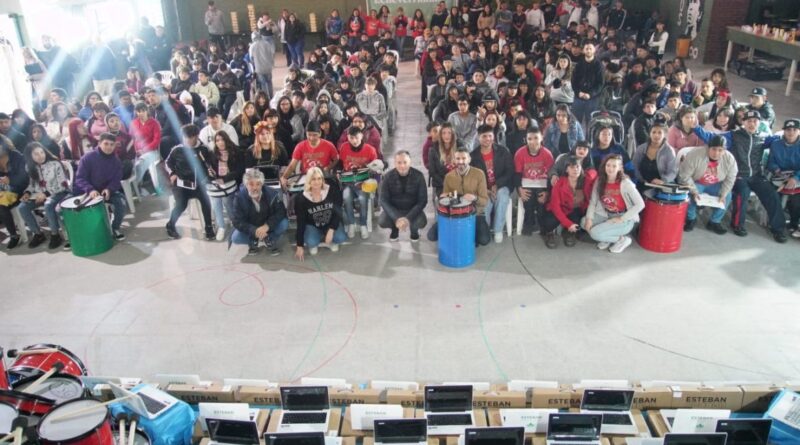 Fernando Gray entregó netbooks e instrumentos de percusión a 350 estudiantes del programa Envión