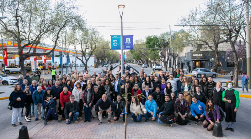 En un emotivo acto, Ulpiano Suarez inauguró el nuevo Paseo Julio Strassera