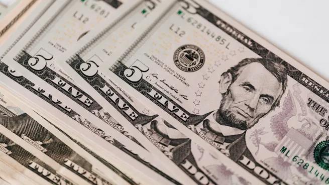 Dólar al compás de la Fed: cae en el mundo a la espera de la reunión del banco central