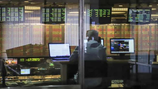 Acciones locales volaron hasta 10%, pero bonos recibieron otra paliza: qué lectura hace el mercado