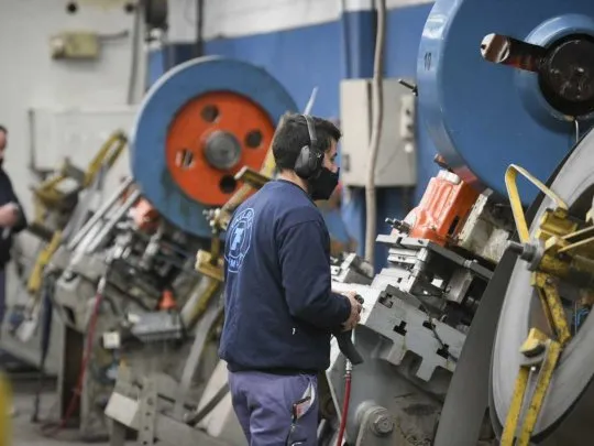 La industria pyme cayó casi 1% en agosto, tras la devaluación y la suba de precios