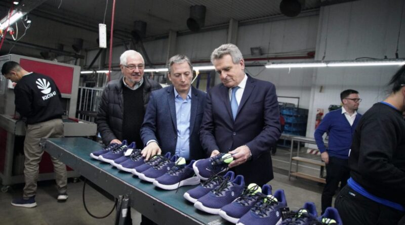 Fernando Gray y Agustín Rossi recorrieron la empresa nacional de calzado Kioshi Footwear