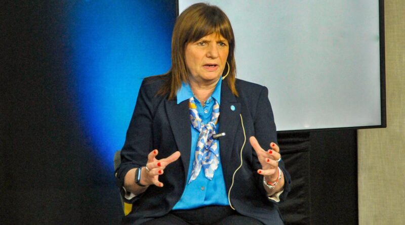 Bullrich anuncia intención de derogar leyes laborales por decreto en caso de victoria