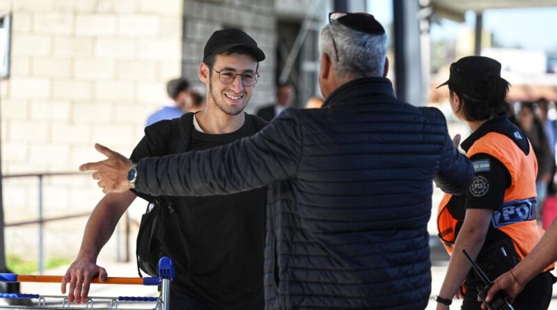 El tercer vuelo de Aerolíneas con argentinos repatriados de Israel llegó al país