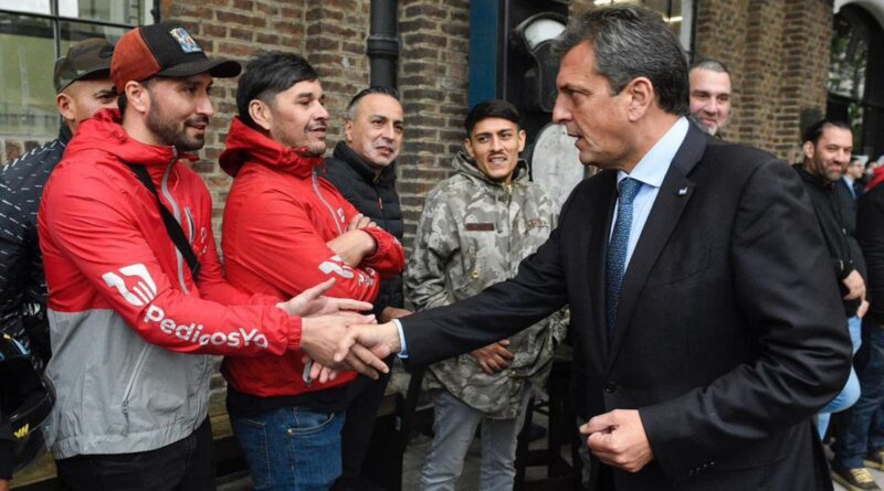 Massa se reunió con trabajadores de plataformas de delivery para discutir posibles medidas para el sector