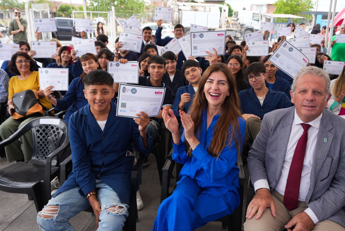 “Marcamos un camino y una manera de trabajar inédita entre el municipio y la Universidad Nacional de Salta. Ampliamos derechos llevando educación superior a los barrios para el progreso de los salteños”, dijo Bettina Romero, en el acto de entrega de certificados a los vecinos que finalizaron distintos cursos de los Centros de Extensión Universitaria.