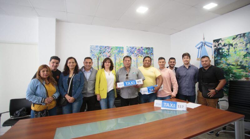Ciudad de La Rioja: la Intendenta Ines Brizuela y Doria entregó nuevas licencias de taxis