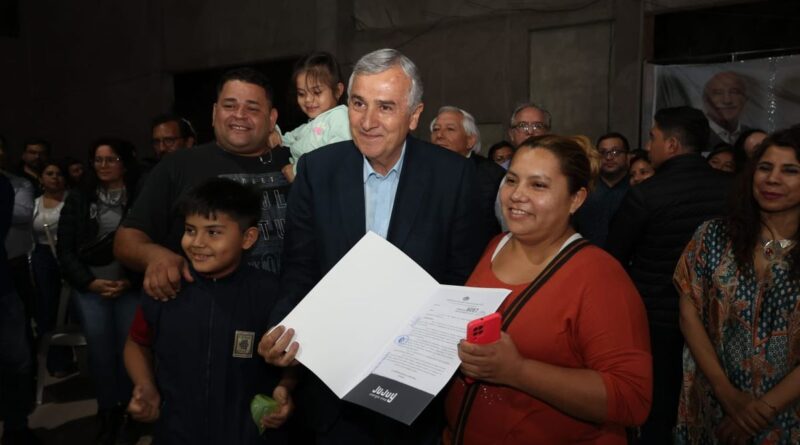 Gerardo Morales: “Estos decretos de adjudicación certifican y garantizan la tenencia de sus hogares”