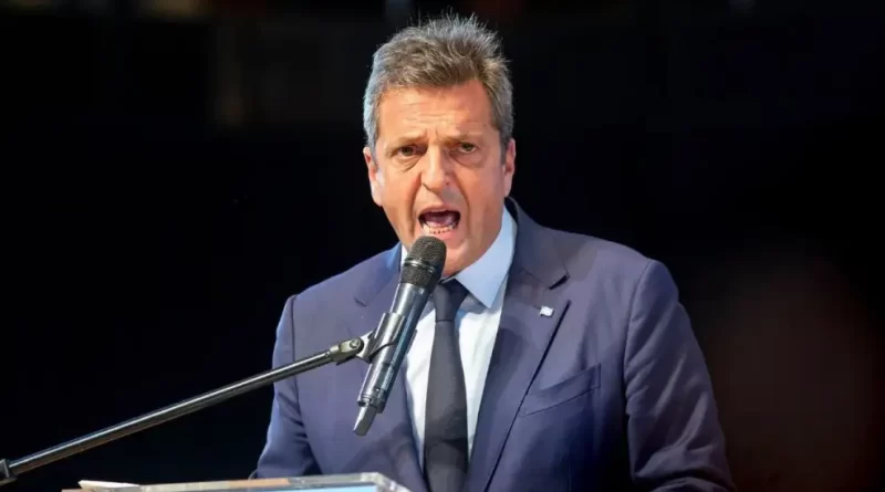Massa finaliza su campaña en una fábrica junto a trabajadores, docentes y jubilados