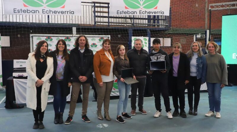 Gray entregó notebooks a 764 estudiantes de 4° año de las escuelas secundarias de Monte Grande Sur y El Jaguel