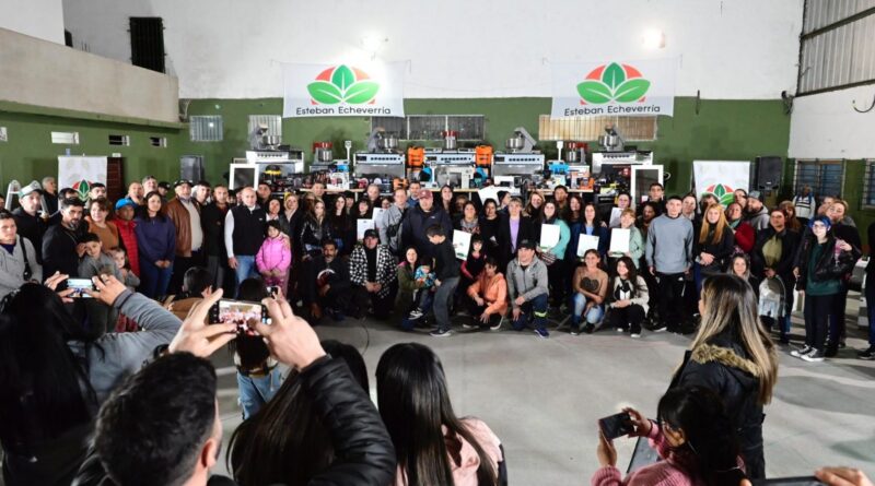 Fernando Gray entregó herramientas de trabajo a 73 emprendedores locales