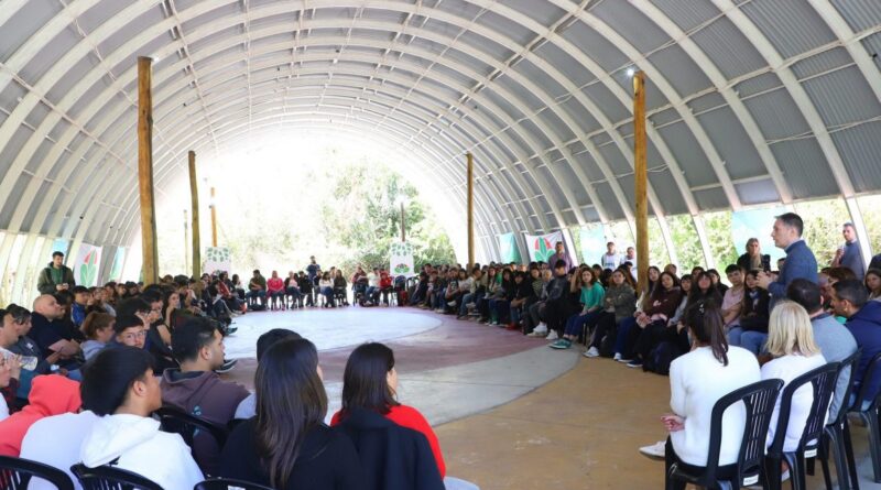 Fernando Gray compartió un encuentro con más de 200 jóvenes de escuelas secundarias del distrito