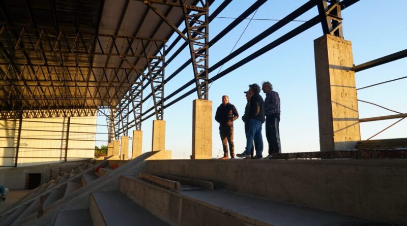 Esteban Echeverría: Gray recorrió los avances de la obra del polideportivo municipal