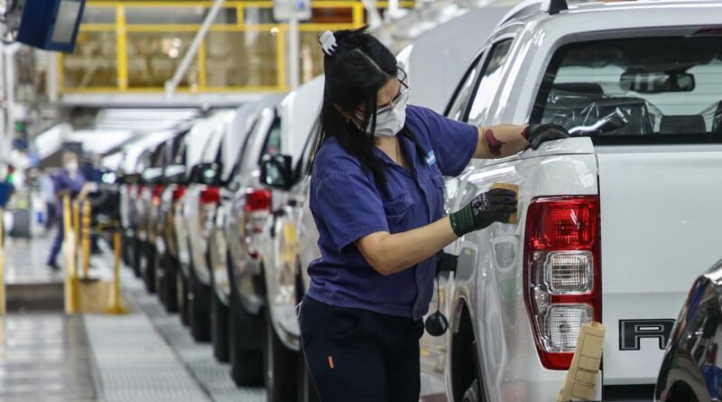 El nivel de actividad industrial registró un aumento interanual del 0,9% en octubre, según FIEL