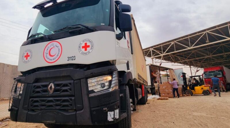 La Cruz Roja informó que uno de sus convoy, que transportaba insumos médicos, fue atacado en Gaza