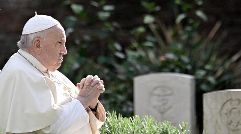 El Papa Francisco se comunicó con Javier Milei para felicitarlo por su victoria en el balotaje