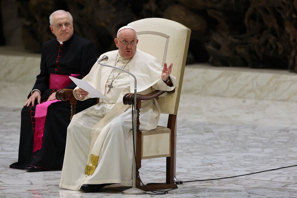 “No estoy bien de salud”: el papa Francisco suspendió la lectura de un discurso “No estoy bien de salud”: el papa Francisco suspendió la lectura de un discurso