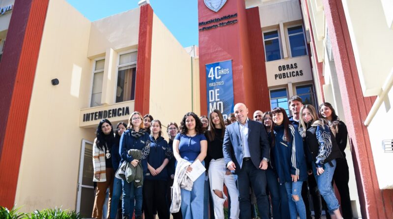 Sastre recibió a estudiantes que están realizando un proyecto para destacar los 40 años de democracia en Argentina