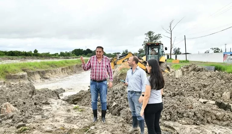 Formosa: Jofré recorrió diferentes barrios para supervisar las tareas de optimización de desagües y canales principales