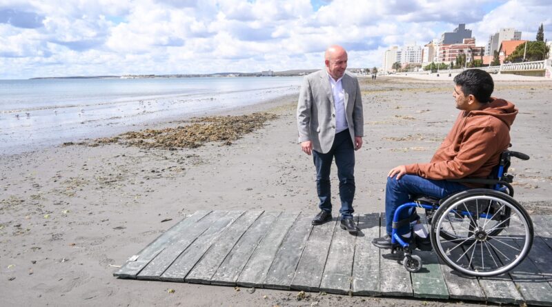 Sastre recorrió la pasarela costera accesible que se instaló en la playa de Puerto Madryn